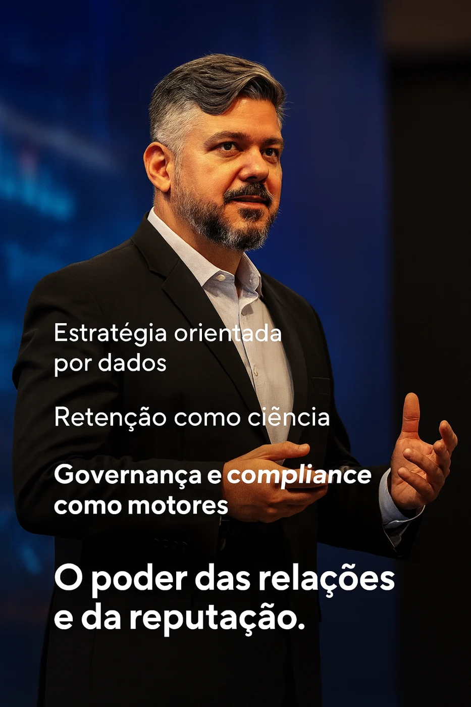 André Vinícius apresentando sua visão de estratégia no palco